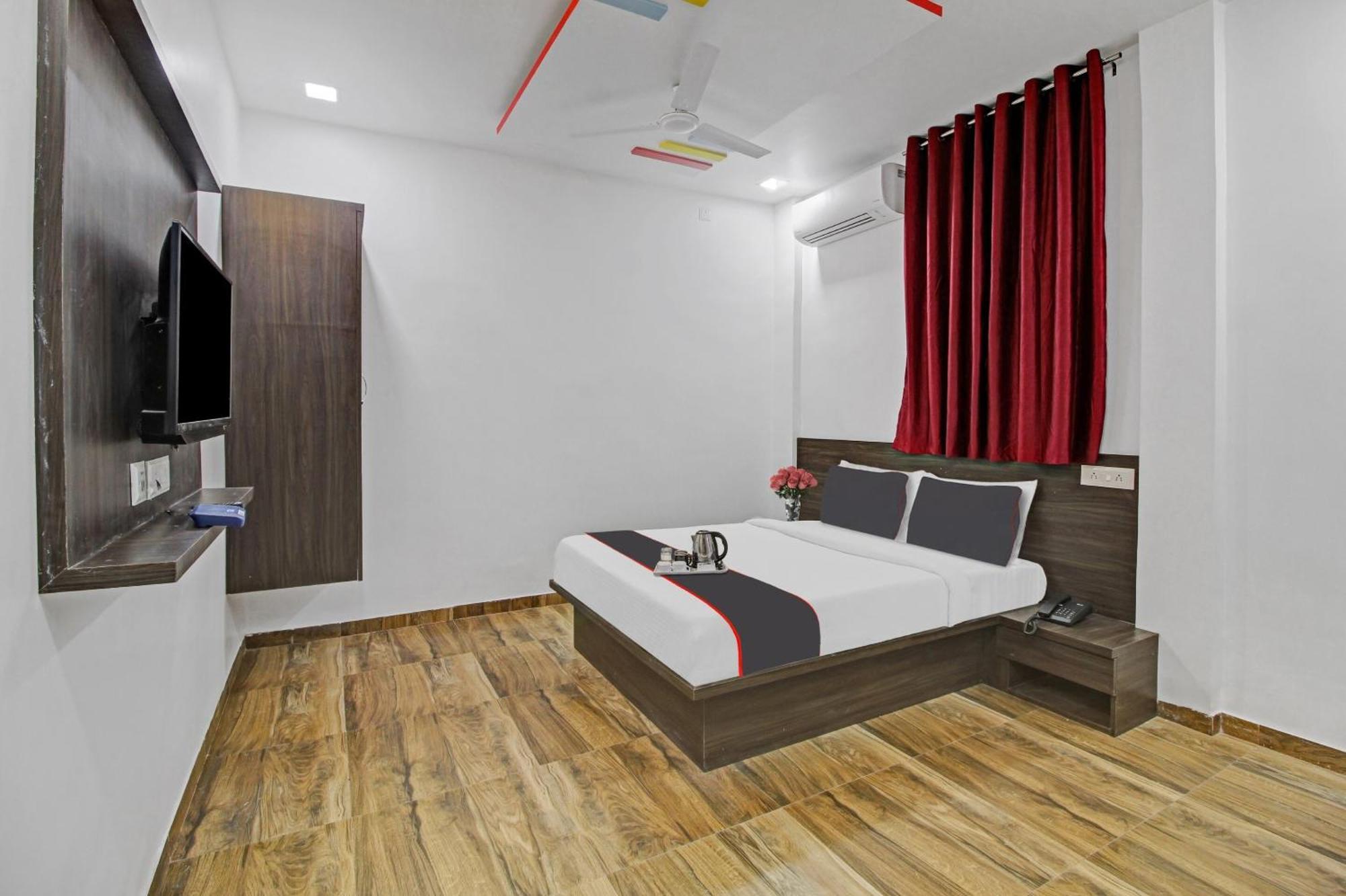 Hotel Collection O Sairaj Lodging & Boarding Shikrapur Exterior foto